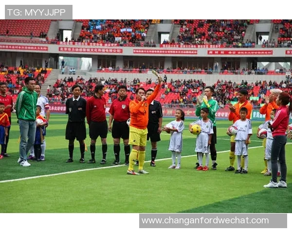 足球明星用爱心行动温暖人心展现体育精神与社会责任